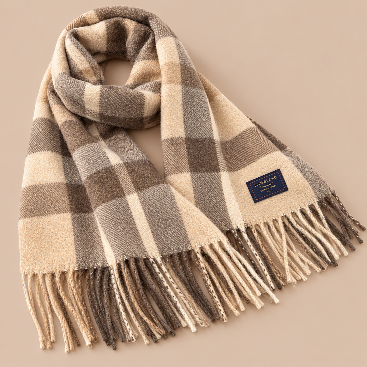 Detail van beige bruine heren sjaal met franjes