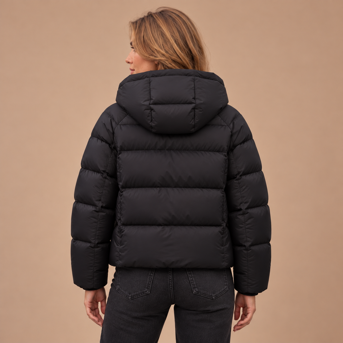 Zwarte puffer jas voor dames met capuchon – achteraanzicht