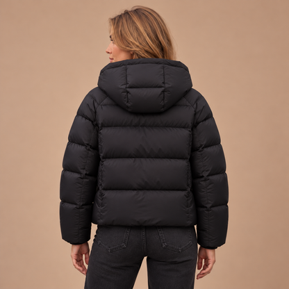 Zwarte puffer jas voor dames met capuchon – achteraanzicht