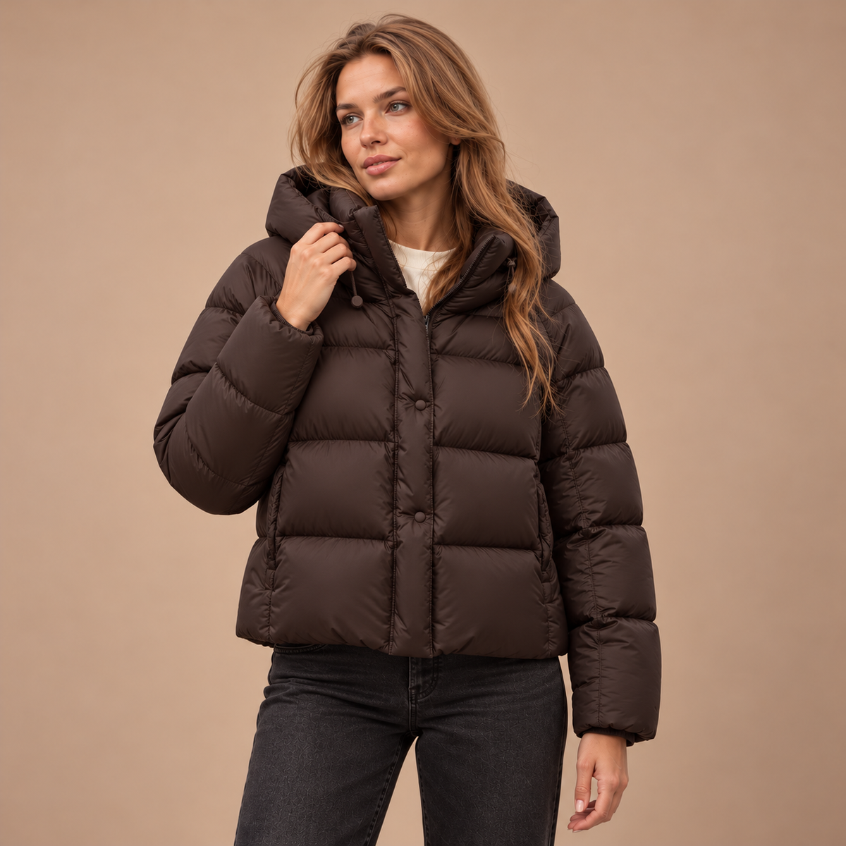 Koffiebruin puffer jas voor dames met capuchon – voorkant