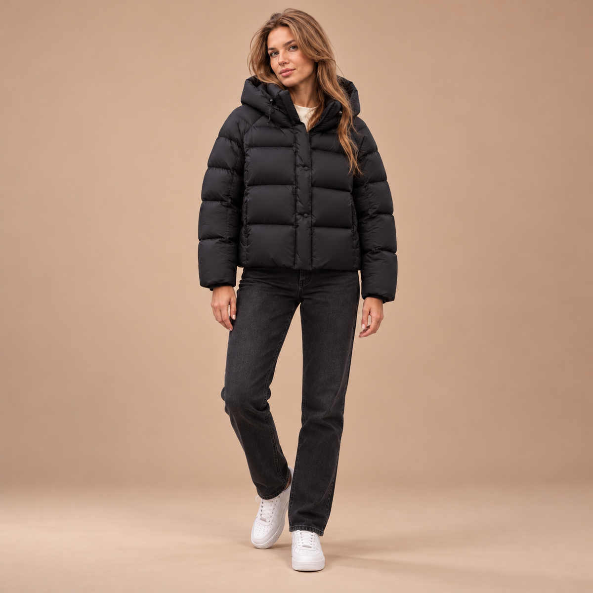 Zwarte puffer jas voor dames met capuchon – volledige outfit