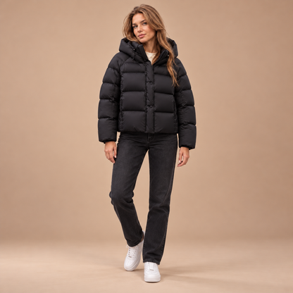 Zwarte puffer jas voor dames met capuchon – volledige outfit