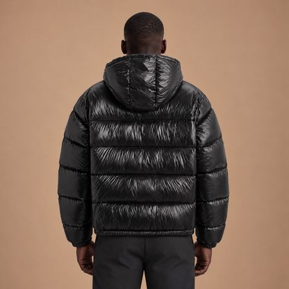 Zwarte puffer jas voor heren met capuchon – achteraanzicht
