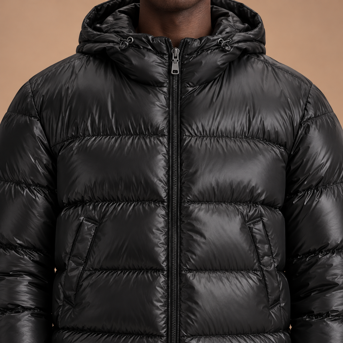 Zwarte puffer jas voor heren met capuchon – detail van rits en afwerking