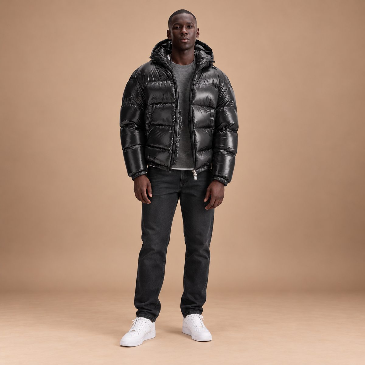 Zwarte puffer jas voor heren met capuchon – volledige outfit